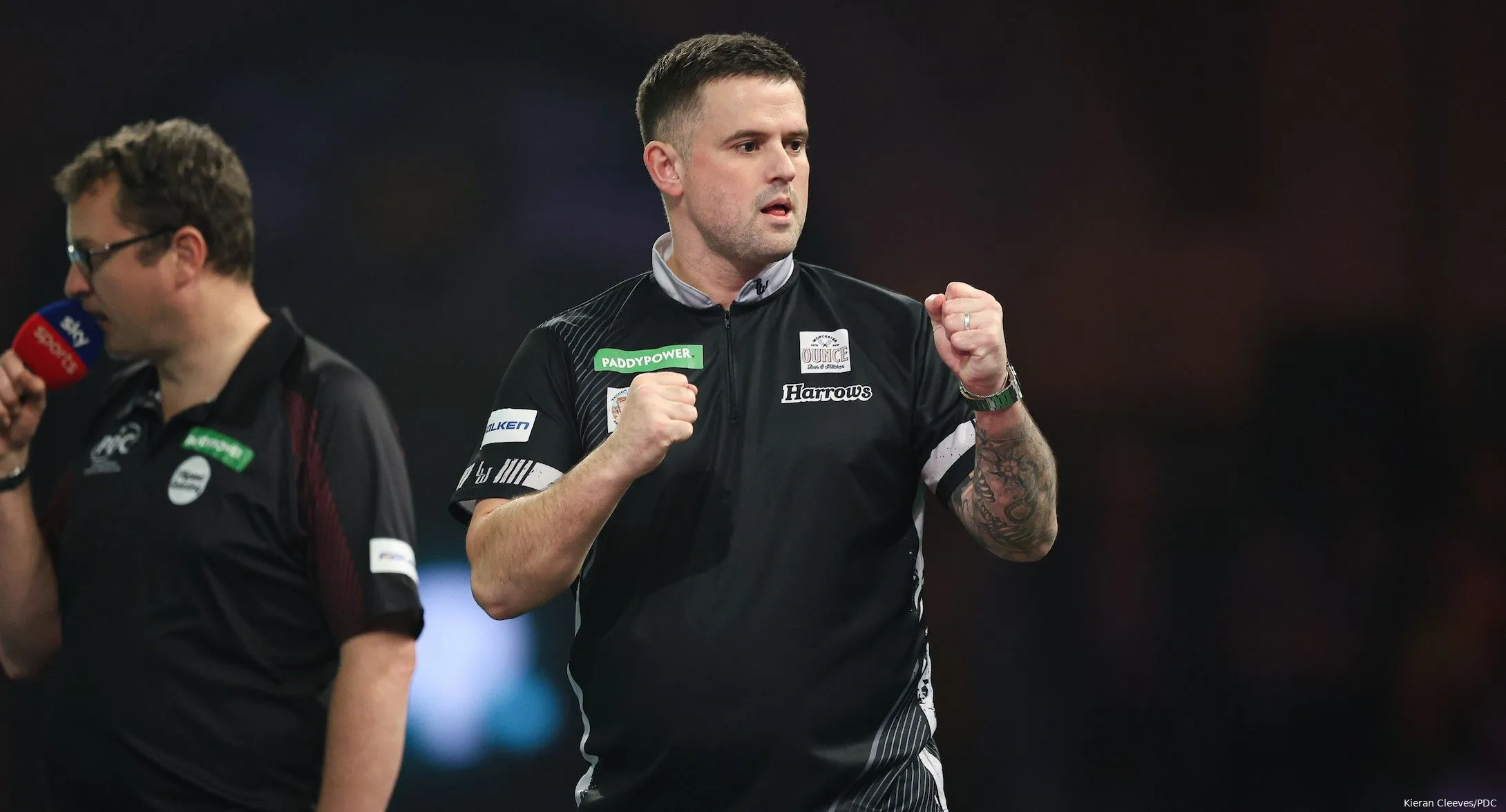 Luke Woodhouse trotzt 9Darter von Damon Heta mit neun Legs in Folge